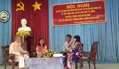 Giao lưu với các điển hình tiên tiến tại Hội nghị sơ kết 2 năm thực hiện Chỉ 05 của Bộ Chính trị  gắn với Nghị quyết Trung ương 4 khóa XII do Ban Thường vụ Huyện ủy Gò Công Đông tổ chức.