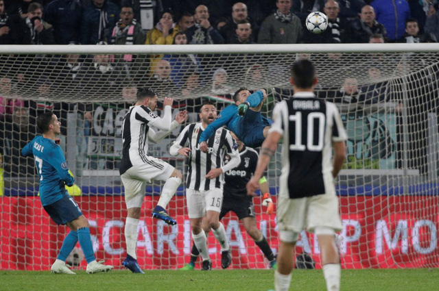 Siêu phẩm xe đạp chổng ngược của Ronaldo.