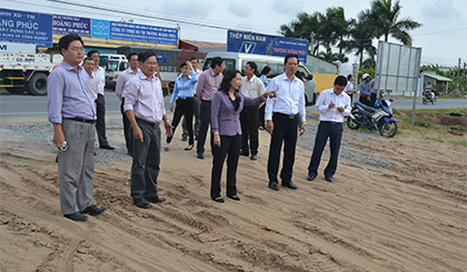 Đoàn đã tiến hành khảo sát thực tế  tiến độ xây dựng đường Nguyễn Trãi  nối dài và khu dân cư 2 bên đường; đường Nguyễn Trọng Dân nối dài và khu dân cư 2 bên đường cầu Nguyễn Trọng Dân