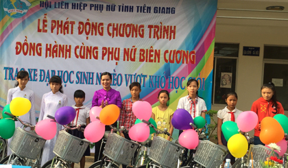 Chủ tịch Hội LHPN tỉnh Nguyễn Thị Kim Phượng tặng xe đạp cho các em học sinh.