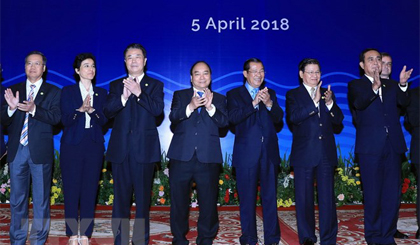 Thủ tướng Nguyễn Xuân Phúc và các đại biểu. Ảnh: Thống Nhất/TTXVN