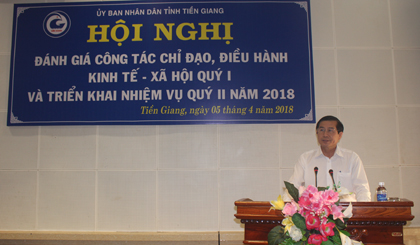 Chủ tịch UBND tỉnh Lê Văn Hưởng phát biểu tại hội nghị.