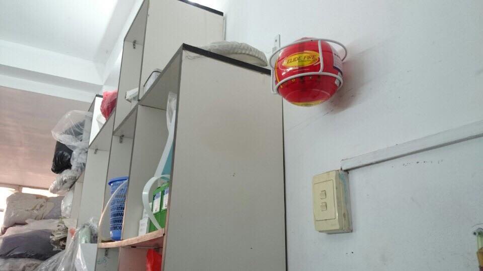Bóng được trang bị cố định trên tường đề phòng xảy ra cháy.