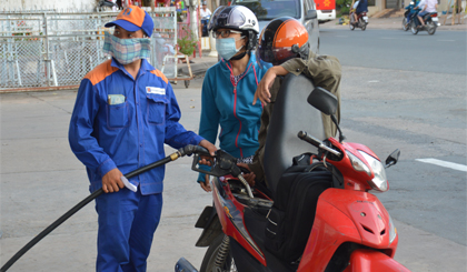 Nhân viên Petrolimex đang bán xăng cho khách hàng. Ảnh: Đức Duy/Viet