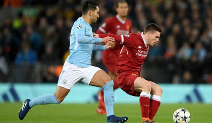 Andy Robertson kiểm soát bóng trước Gundogan (Manchester City).