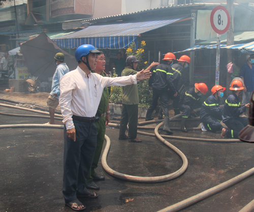 Đại tá Nguyễn Việt Hùng, Phó Giám đốc Công an tỉnh có mặt tại hiện trường để chỉ đạo chữa cháy trong vụ hỏa hoạn ngày 7-4 ở đường Nguyễn Tri Phương, phường 7, TP. Mỹ Tho vừa qua.