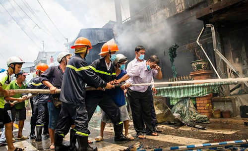  Những giọt nước mắt hòa vào dòng nước chữa cháy.                          Ảnh: GIA PHÚ