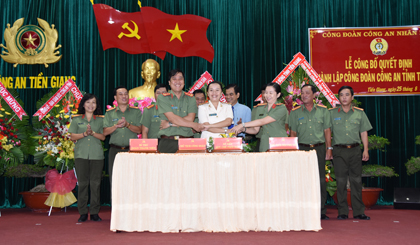 Ký kết Quy chế phối hợp trong công tác đoàn thể tại Lễ công bố Quyết định thành lập Công đoàn Công an tỉnh Tiền Giang.              Ảnh: ĐẶNG THANH