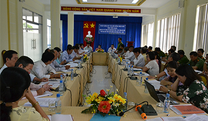 các thành viên đoàn giám sát trao đổi với lãnh đạo địa phương về công tác đảm bảo trật tự an toàn xã hội trên địa bàn TP. Mỹ Tho