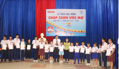 Ban tổ chức trao học bổng cho học sinh 