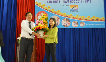 Đại diện Báo Ấp Bắc, Tổng Biên tập Nguyễn Minh Tân gởi lời cảm ơn sâu sắc đến tập thể lãnh đạo, nhân viên đã đồng hành cùng Báo Ấp Bắc thực hiện Chương trình học bổng Chắp cánh ước mơ trong 11 năm qua. 