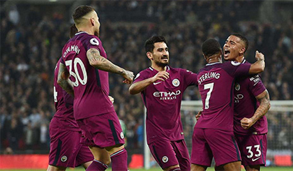 Man United tự tay dâng chức vô địch cho Man City chắc chắn là điểm nhấn đáng chú ý nhất của vòng 34 Ngoại hạng Anh 2017/18.