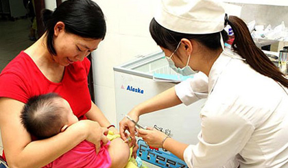 Bộ Y tế khuyến cáo các gia đình nên đưa trẻ nhỏ đi tiêm chủng đầy đủ và đúng lịch 
