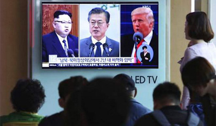 Người dân Hàn Quốc xem tin tức phát sóng trên truyền hình tại Seoul. Nguồn: AP
