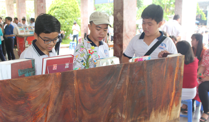Các em học sinh tham gia đọc sách 