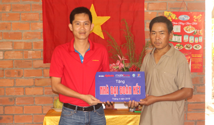 Ông Đặng Quốc Trung, Gi ám đốc Mobifone Tiền Giang trào quà cho gia đình