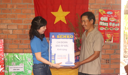 Đại diện Chi đoàn Báo Ấp Bắc trao quà cho gia đình anh Xuân