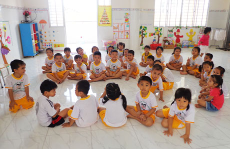 Các em nhỏ đang học trong trường mầm non.