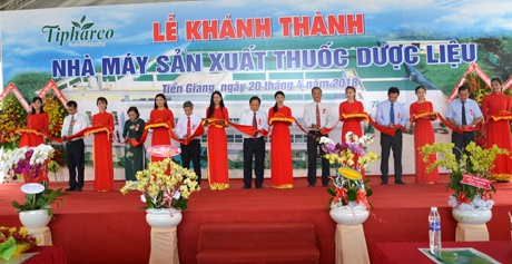 Nghi thức cắt băng khánh thành.