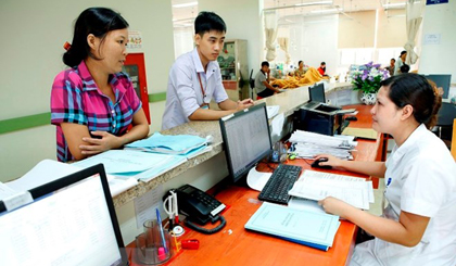 Làm thủ tục khám chữa bệnh cho người dân. (Ảnh: Dương Ngọc/TTXVN)