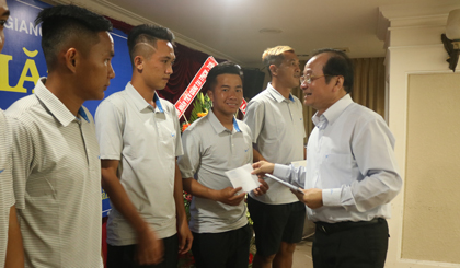 Đồng chí Trần Thanh Đức trao quà cho các cầu thủ Đội bóng đá Tiền Giang.