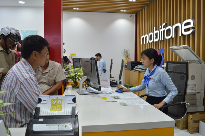 Người dân đăng ký thông tin cửa hàng Mobifone.