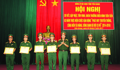 Đại tá Cao Văn Mĩa, Chính ủy Bộ Chỉ huy Quân sự tỉnh tặng Giấy khen cho các cá nhân qua 3 năm thực hiện Cuộc vận động “Phát huy truyền thống, cống hiến tài năng, xứng danh Bộ đội Cụ Hồ”.