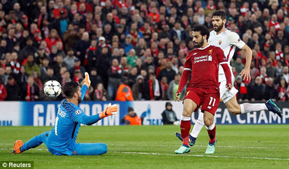 Salah phá nát hàng phòng ngự AS Roma. Ảnh: Reuters.