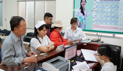 Bệnh nhân làm thủ tục khám chữa bệnh. (Ảnh: Phương Vy/TTXVN)