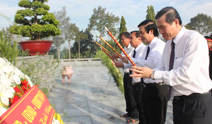 Lãnh đạo tỉnh thắp hương tại nghĩa trang liệt sĩ tỉnh