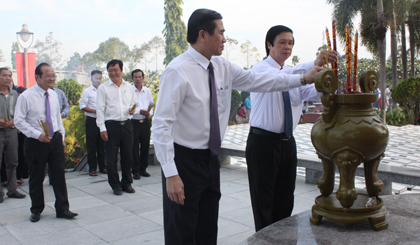Đồng chí Nguyễn Văn Danh và đồng chí Lê Văn Hưởng thap hương tại nghĩa trang liệt sĩ tỉnh