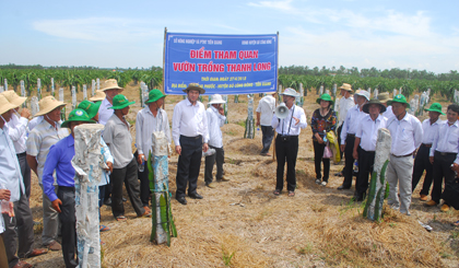 Chủ tịch UBND tỉnh Lê Văn Hưởng tại buổi gặp gỡ nông dân.