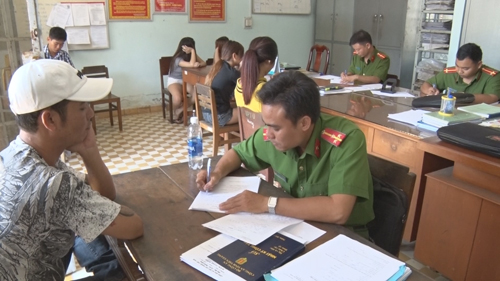 Công an làm việc với đối tượng nghi sử dụng chất ma túy trong quán karaoke Hoàng Phúc. Ảnh: baoapbac.vn