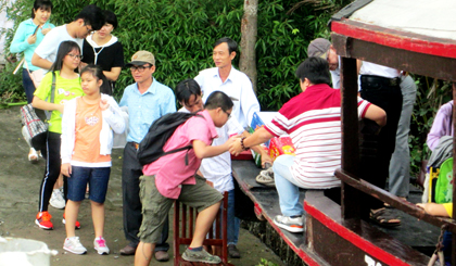 Du khách xuống xuồng tham quan chợ nổi Cái Bè.