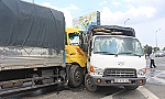 2 xe tải va chạm dưới dốc cầu Rạch Miễu