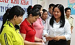 Hỗ trợ tiền cho 59 công nhân khó khăn
