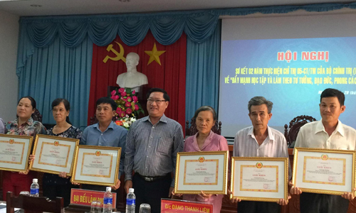 Đại diện Chi bộ Trường Mầm non Lê Thị Hồng Gấm (thứ hai từ trái qua) nhận Giấy khen của Thành ủy Mỹ Tho tại Hội nghị sơ kết 2 năm thực hiện Chỉ thị 05 của Bộ Chính trị gắn với Nghị quyết Trung ương 4 khóa XII.