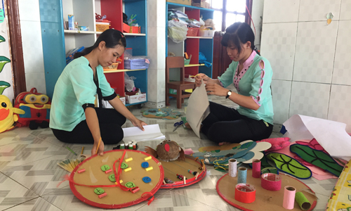 Các giáo viên Trường Mầm non Phú Thạnh (huyện Tân Phú Đông) tự làm đồ dùng dạy học phục vụ cho công tác giảng dạy. 