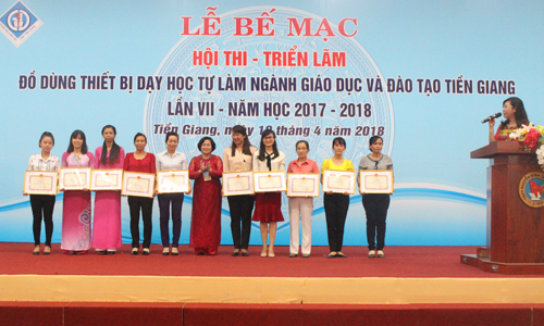 Phong trào tự làm đồ dùng dạy học của tỉnh ngày càng lan tỏa với sự xuất hiện nhiều hơn những tấm gương giáo viên tiêu biểu trong sáng tạo. 