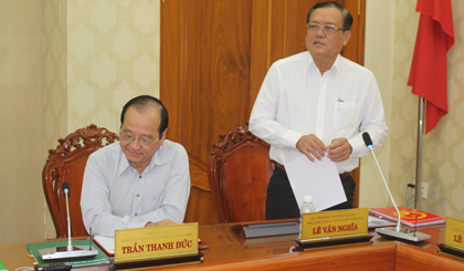 Phó Chủ tịch UBND tỉnh Lê Văn Nghĩa phát biểu tại phiên họp.