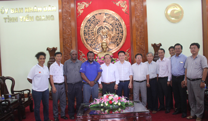 Lãnh đạo tỉnh chụp hình lưu niệm cùng Đoàn công tác Bộ Thủy sản và Tài nguyên biển Papua New Guinea.