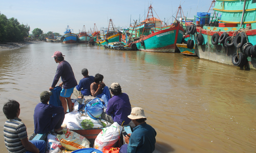 Ngư dân vào Cảng cá Vàm Láng sau chuyến đánh bắt thủy hải sản xa bờ.