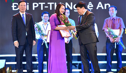 Ông Võ Văn Thưởng Ủy viên Bộ Chính trị, Bí thư Trung ương Đảng, Trưởng Ban Tuyên giáo Trung ương và ông Nguyễn Thế Kỷ, Ủy viên Trung ương Đảng, Tổng Giám đốc VOV, Trưởng Ban Chỉ đạo Liên hoan tặng hoa và giấy chứng nhận cho 5 tác giả đoạt giải Vàng của thể loại phát thanh trực tiếp.