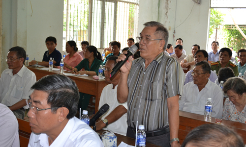 Cử tri xã Hưng Thạnh (huyện Tân Phước) phát biểu ý kiến tại buổi tiếp xúc.  Ảnh: THU HOÀI