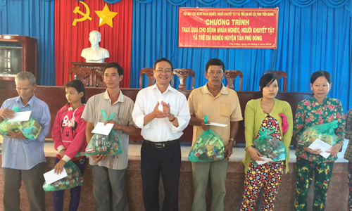 Chủ tịch Hội BTBNN,NKT&TMC tỉnh Phan Văn Hà, trao quà  cho bệnh nhân nghèo ở huyện Tân Phú Đông
