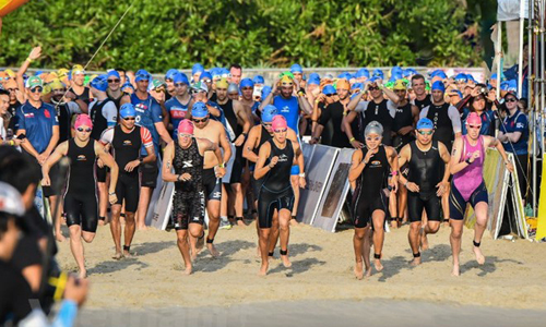 Các vận động viên xuất phát tranh tài tại Ironman 2017. (Ảnh: Ban tổ chức Ironman)