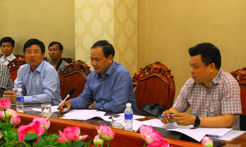 Thứ trưởng Bộ GTVT Nguyễn Nhật (thứ 2 từ phải sang) phát biểu tại buổi làm việc với UBND tỉnh.