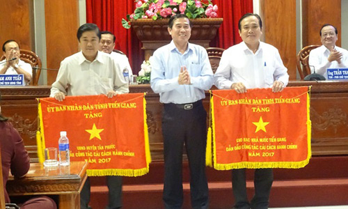 UBND tỉnh trao tặng Cờ thi đua cho KBNN tỉnh đã có thành tích xuất sắc trong công tác CCHC năm 2017.