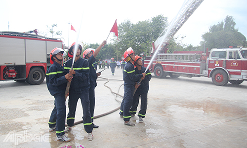  Tiếp cận đám cháy, triển khai đội hình II – 2 lăng B phun nước dập tắt đám cháy.
