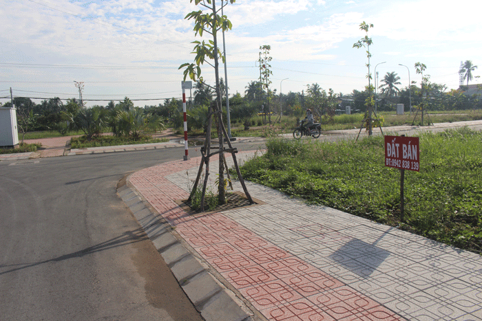 Một lô đất được rao bán tại Khu tái định cư Cầu Bần (xã Mỹ Phong).